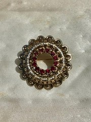 Circular Red and Gold Tone Rhinestone Brooch – Vintage Pin