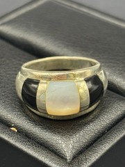 Vintage Sterling Silver Mother Pearl Onyx Dome Ring 6 Grams Size 7.5 D7