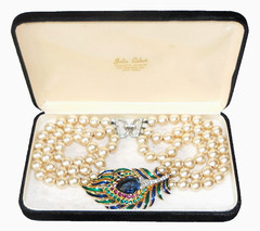 Vtg Signed JOMAZ 3 STRAND fauxPEARL NECKLACE Peacock Feather motif/Faux Sapphire
