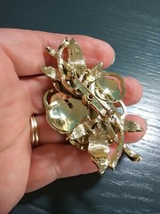 Vintage Gold Tone 3D Crystal Rhinestone Flower Brooch Pin. N11019