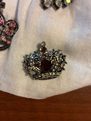 4 Women’s Crown Style Brooches w/Embelished Jewels – Nice!