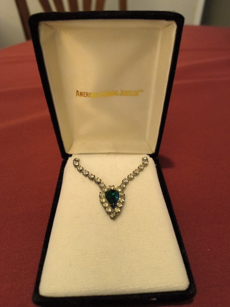 Rhinestone Diamond by the Yard Emerald Green Pendant 16″ Silver Necklace Cf 77