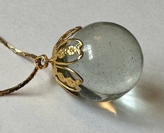 VINTAGE CLEAR GLASS ORB W GOLD TONE METAL TOP PENDANT 1 1/4X1″ NECKLACE 24″ VTG