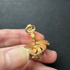 Vintage TRIFARI Crown Gold Tone Swirl Feather Leaf Clip on Earrings 1955-1969