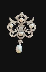 Antique Style Freshwater Pearl Brooch – White Gold Plated