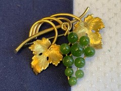 Vtg Gold Filled Krementz Grape Cluster Brooch 7.48g Jewelry Jade Look Stones Pin