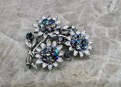 Vintage LISNER Tri Flower Aurora Borealis Blue Rhinestone Silver Tone Brooch