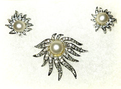 Lovely Vintage Signed Celebrity N.Y. Rhinestone Faux Pearl Brooch & Earrings Set
