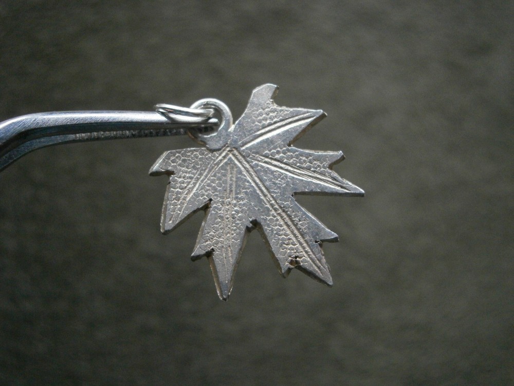 Maple Leaf Acer Vtg Unusual Detailed Sterling Silver Bracelet Charm Pendant 1.2g