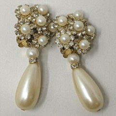 VTG Gold Tone Faux White Pearl Rhinestone Cluster Clip On Dangle Drop Earrings