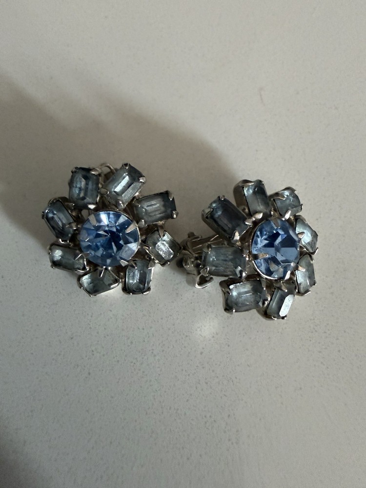 Vintage La Roco Ear Ring Set Clip On Very Pretty Color Of Blue