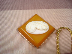 Vintage 1 In. Butterscotch BAKELITE Shell CAMEO Pendant Gold Tone Chain Necklace
