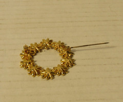 Vintage Gold Tone Daisy Wreath Brooch Purple Pink Rhinestone Flower Pin 1.5″
