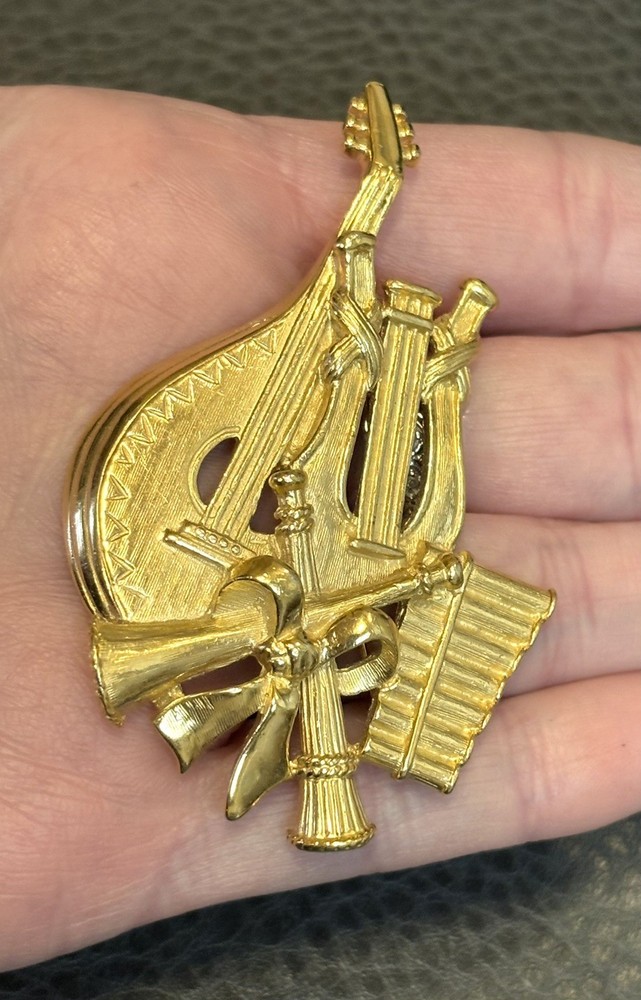 TRIFARI Large Gold Tone Music Instrument Lute Harp Horns Brooch Signed 80s – 90s