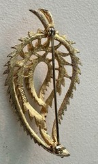 vintage 1950s-1960s textured gold-tone leaf brooch
