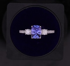 Beautiful Tanzanite and Diamond 14K White gold ring Size 6-1/2