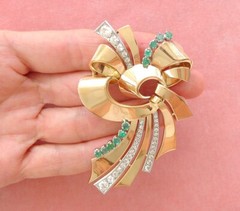 VINTAGE RETRO 2.59ctw MINE DIAMOND .82ctw EMERALD 18K BIG BOW RIBBON BROOCH 1940
