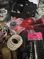4 LB PLUS WEARABLE AND CRAFTING JEWELRY SOME GOOD QUALITY OLD ANTIQUE VTG Toys