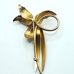 Vintage Brushed Golden Tone Plated Flower w Freshwater Pearl Brooch Pin