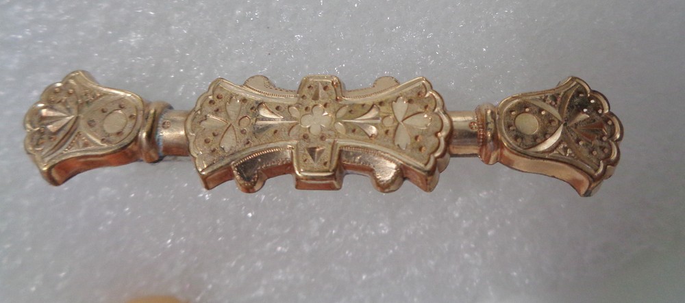 VICTORIAN GOLD SHIELD BAR PIN WITH GREAT DETAIL ON TOP LENGTH 2,5: C CLOSURE