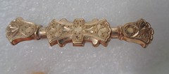 VICTORIAN GOLD SHIELD BAR PIN WITH GREAT DETAIL ON TOP LENGTH 2,5: C CLOSURE