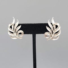 Vintage Flowing Leaf Climber Clip on Earrings Silver tone 1.25″