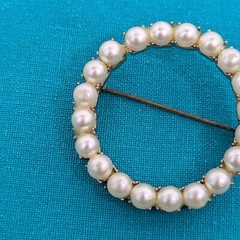 Vintage 36mm imitation pearl circle brooch