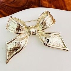 Vintage Brooch Textured Satin Bow Ribbon Large Soft Gold Tone Matte 4205
