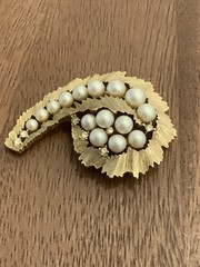 Vintage Crown Trifari Gold Tone Faux Pearl Cluster Rhinestone Leaf Brooch Pin