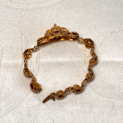 BRACELET goldtone metal temple lightweight box clasp NO BELL vintage 6 1/4″ circ
