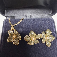 Gold Flower Pearl & Diamond Dust Necklace and Earring Set – Gold