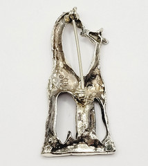 Giraffe Mom and Calf Baby Kissing Jezlaine Sterling 925 Filigree Vtg Brooch Pin