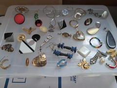 MASSIVE Lot Of Vintage JEWELRY Over 100 Pieces, Comes With Plastic Case ~ #327