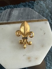 VTG RARE KARL LAGERFELD ART DeCo GoLDToNe MaTTe “Fleur d lis” PiN