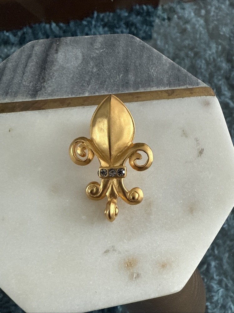 VTG RARE KARL LAGERFELD ART DeCo GoLDToNe MaTTe “Fleur d lis” PiN
