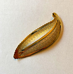 Leaf Feather Hinged Scarf Clip Ring 3.75″ Long Gold Tone Retro Estate Accessory