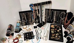 160 Pc Vintage To Now Mixed Jewelry Lot Necklaces Bracelets Brooches Rings Pins