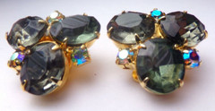 VTG 1950’S SMOKY GRAY AURORA BOREALIS RHINESTONE GOLD TONE CLIP ON EARRINGS