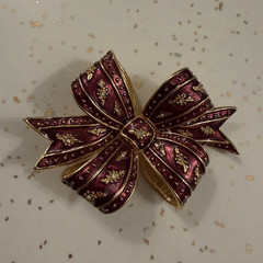 Vintage Joan Rivers Maroon Rhinestone Gold Tone Crystal Bow Pin Brooch