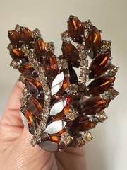 Vintage brown rhinestone feathers Brooch