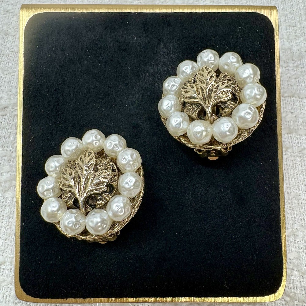 Vintage Celebrity NY Pearl Clip-On Earrings Gold Tone Leaf Round Retro Jewelry