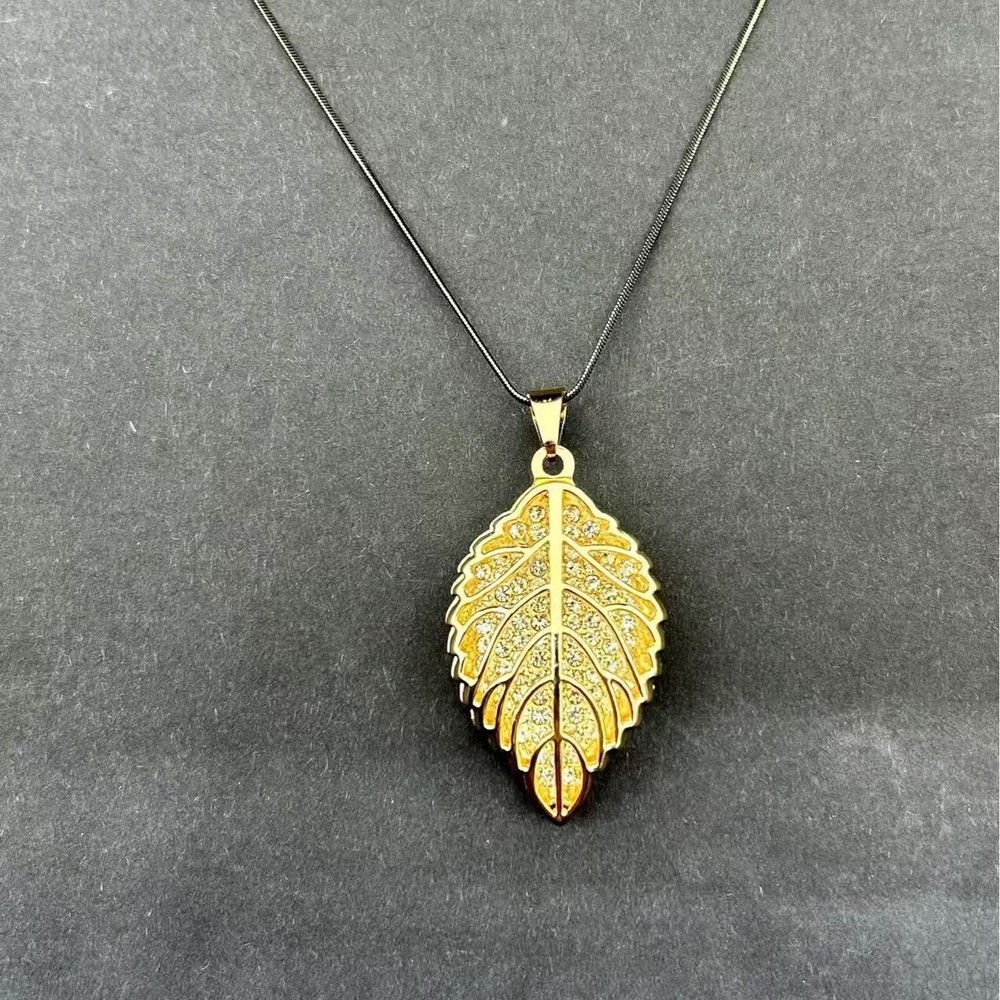 Alloy Metal Pendant With A Golden Necklace Perfectly Decorated