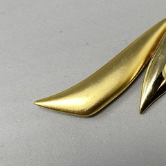 Tona Vintage Brooch Pin Shiny Matte Gold Tone Long Curved Ribbon Abstract 4″