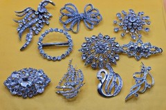 ~VINTAGE LOT OF 10 RHINESTONE JEWELRY PIN / BROOCH AUSTRIA DECO MCM 1950s ETC.~