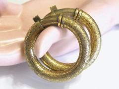 RARE VINTAGE MOD TRIFARI 1960 -1970’s SPRING TENSION CLIP TEXTURED HOOP EARRINGS