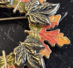 VINTAGE KC ENAMELED AUTUMN COLORS LEAF WREATH BROOCH SIGNED