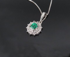 Vintage 0.24ct Intense Green Colombian Emerald 0.15ct Diamond Platinum Necklace