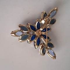 Vintage Blue Navette Prong Set Glass Rhinestones Gold Tone Brooch Pin 2 1/4″