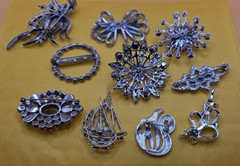 ~VINTAGE LOT OF 10 RHINESTONE JEWELRY PIN / BROOCH AUSTRIA DECO MCM 1950s ETC.~