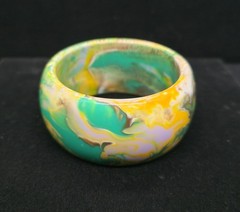 Earthy Vtg Marbled Green Yellow Brown Poured Lucite Bangle Bracelet